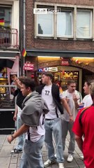 İngilizler, faşist Alman taraftlarla dalga geçti