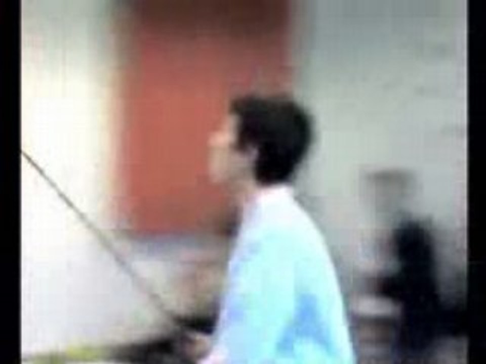 Jean essaye d'attraper l'écharpe de Lucie...