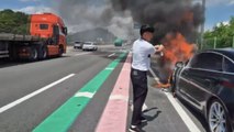 부산 소방관들, 휴가 복귀 길에 차량 화재 진압 / YTN