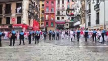 Desalojo de la plaza del Ayuntamiento de Pamplona antes del Chupinazo