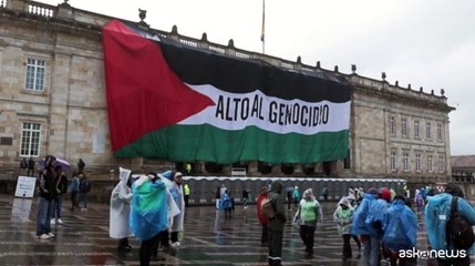 A Bogot? la maxi bandiera palestinese sulla facciata del Congresso