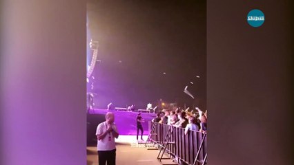 Van’da Bengü ‘Ne Mutlu Türküm’ dedi, pet şişe yağmuruna tutuldu