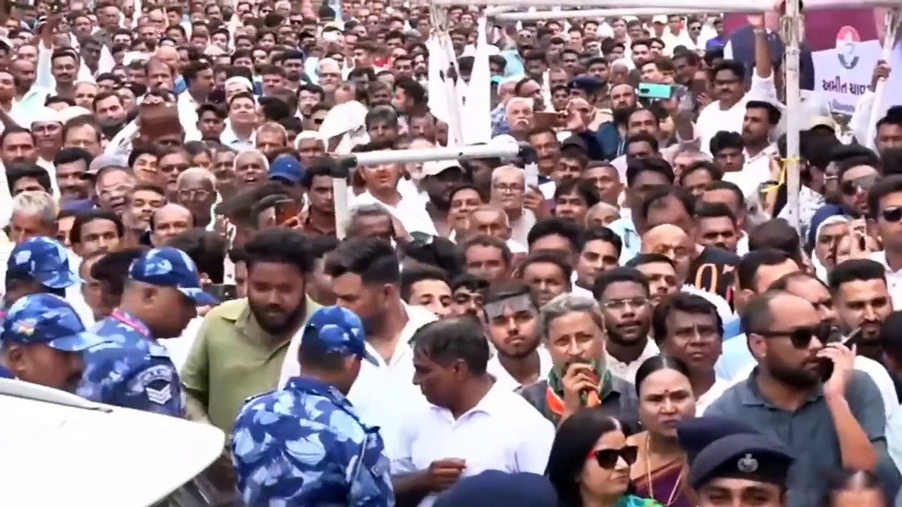 नरेंद्र मोदी वाराणसी से लड़े, लेकिन वहां से भी वो जान बचाकर निकले हैं।
