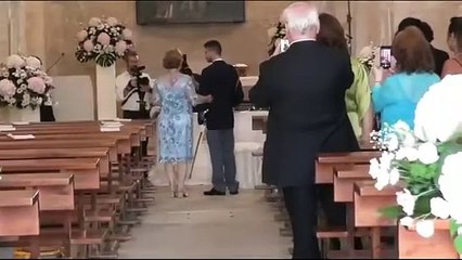 Il matrimonio tra Ilaria, affetta da Sma, e il poliziotto: l'amore supera il pregiudizio