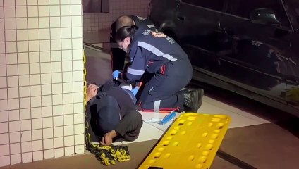 Homem sofre fratura na perna após cair em valeta de troca de óleo