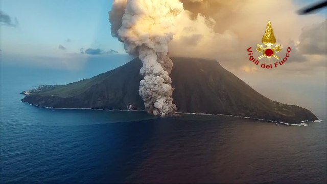 Stromboli, allerta rossa per l'eruzione del vulcano (06.07.24)