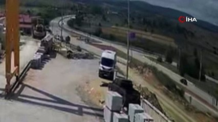 Kaza anı anbean kamerada! 3 araç birbirine girdi