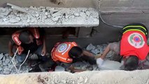 فلسطينيون يزيلون الأنقاض بعد قصف على وسط قطاع غزة