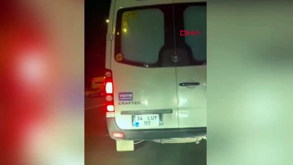 Otomobilin önünü kesip kaputun üstüne yattı!