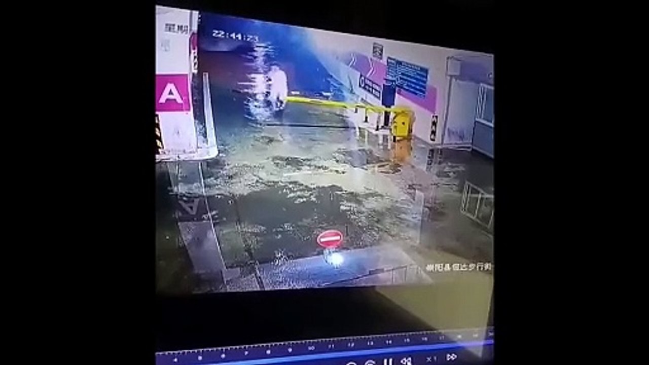 Une crue éclaire balaye les passants dans un parking sous-terrain