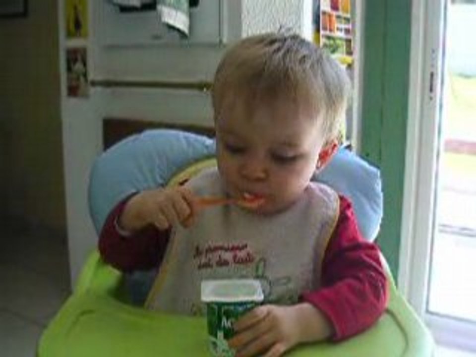 Corentin mange seul un yaourt