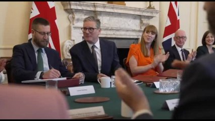 A Downing Street prima riunione del nuovo governo Starmer