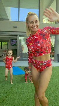 Μιλλούση: Το βίντεο με τις κόρες της φορώντας ασορτί μαγιό είναι ό,τι πιο cute έχεις δει!