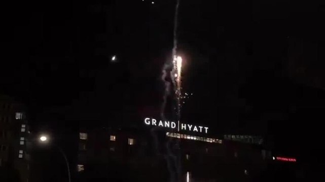 Fuochi d'artificio davanti all'albergo dell'Olanda: i tifosi turchi disturbano gli avversari alle 2 di notte