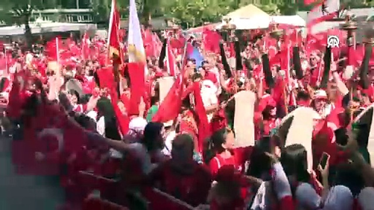 Hollanda maçı öncesinde toplanan Türk taraftarlar renkli görüntüler oluşturdu