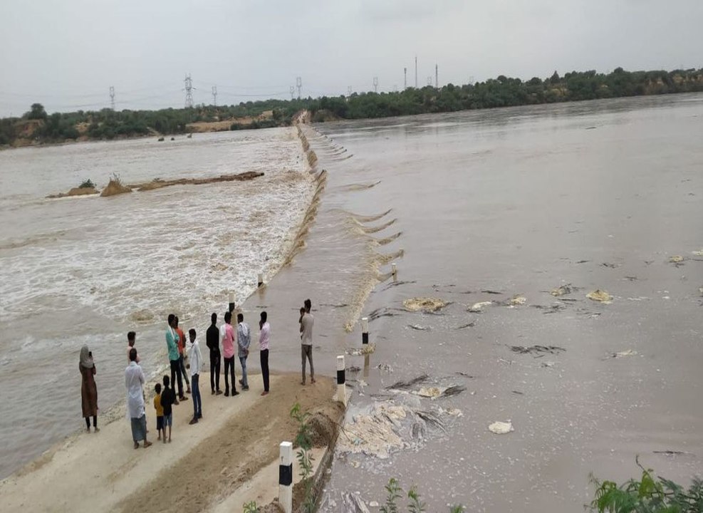 ईसरदा बांध ओवरफ्लो, बनास रपट पर दो फीट बह रहा पानी