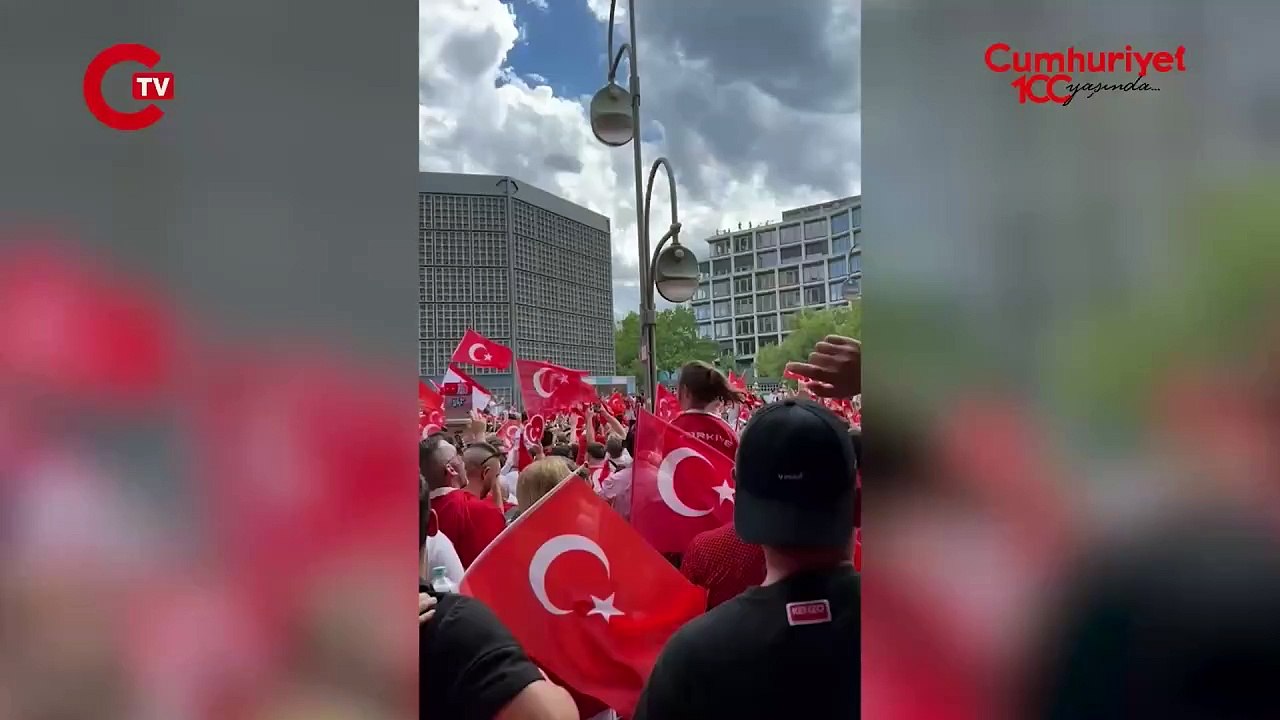 Cumhuriyet yazarı Arif Kızılyalın büyük Türk yürüyüşünde Berlin sokakları kırmızı-beyaz!