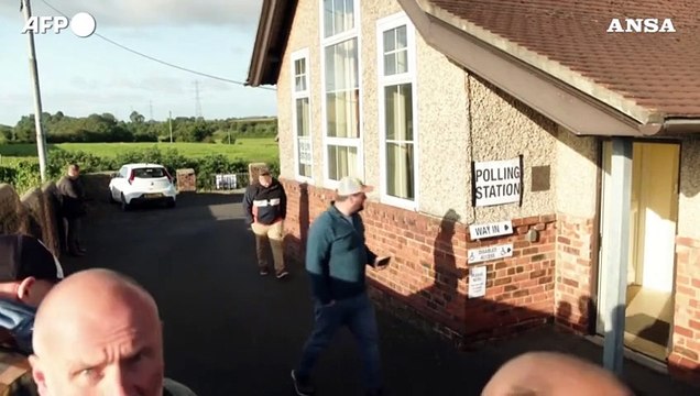 Il Regno Unito al voto, seggi aperti in attesa della svolta