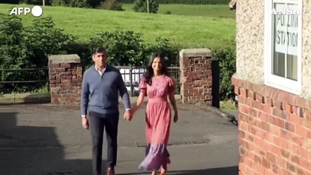 Regno Unito, il premier Sunak al seggio per votare