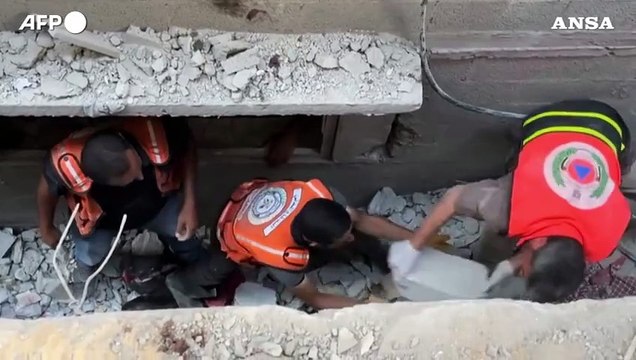 Gaza, palestinesi fra le macerie di Nuseirat dopo un raid israeliano