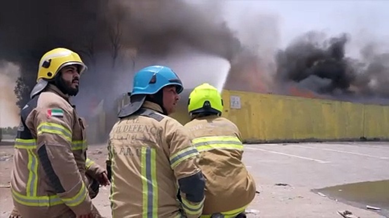 Watch: Fire engulfs warehouse in Umm Al Quwain - video Dailymotion