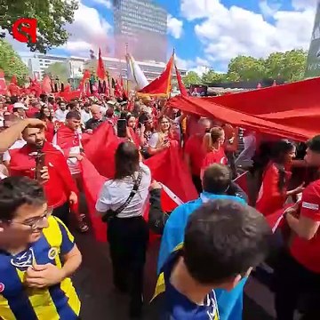 Taraftarlarımız mehter marşı eşliğinde Berlin Olimpiyat Stadyumu'na yürüyor.