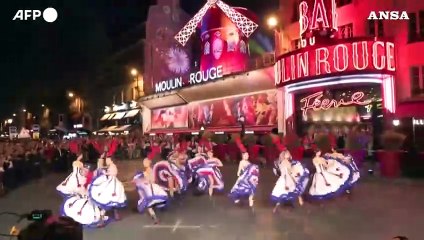 Parigi, tornano le pale al Moulin Rouge: festa in strada con il French Cancan