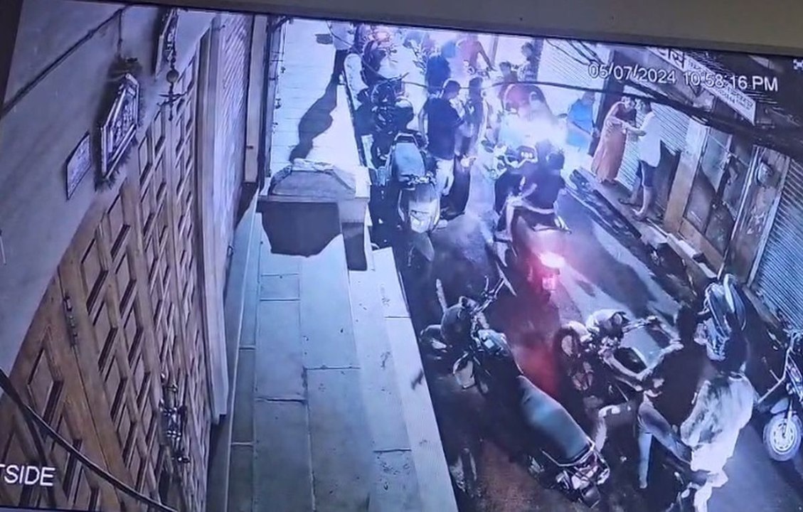 Watch Video: स्कूटी पर बहन को ले जा रहे व्य​क्त...