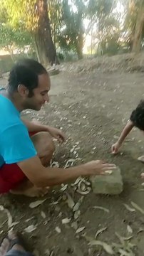 Assim eram realizadas as batalhas de Tazos na Década de 90, era uma febre nas escolas nas ruas etc.