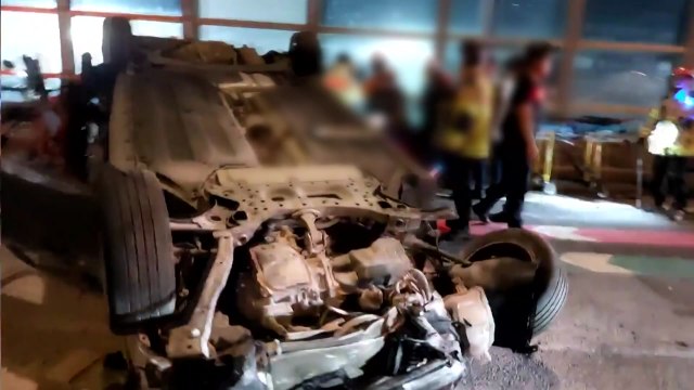 올림픽대로에서 승용차 전복...4명 부상 / YTN