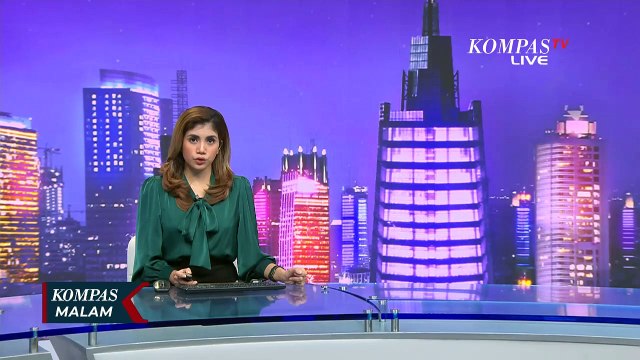 Banjir Rendam Kapuk Muara, Warga Bertahan dan Tetap Beraktivitas di Tengah Banjir