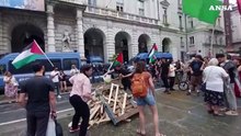 Torino, corteo pro-Palestina: acceso un falo' davanti al Comune