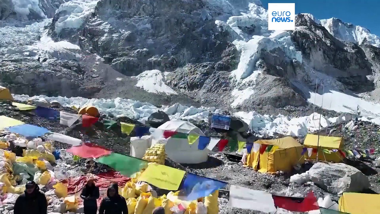 Nepaleses querem limpar o Monte Evereste. "Levará anos a limpar", diz um sherpa local