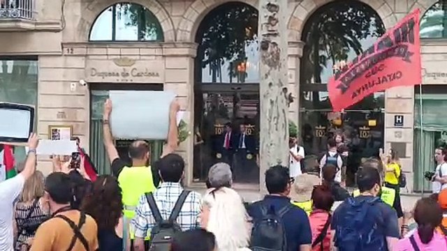 Manifestantes contra el turismo ante un hotel, gritan su lujo, nuestra miseria