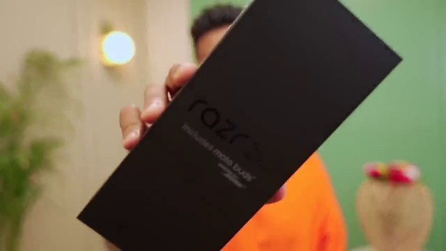 Motorola razr 50 Ultra Unboxing Biggest Outer Display (720 X 1280)