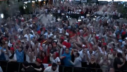 Video herunterladen: England fans throw drinks in air as Saka scores equaliser against Switzerland at Euro 2024