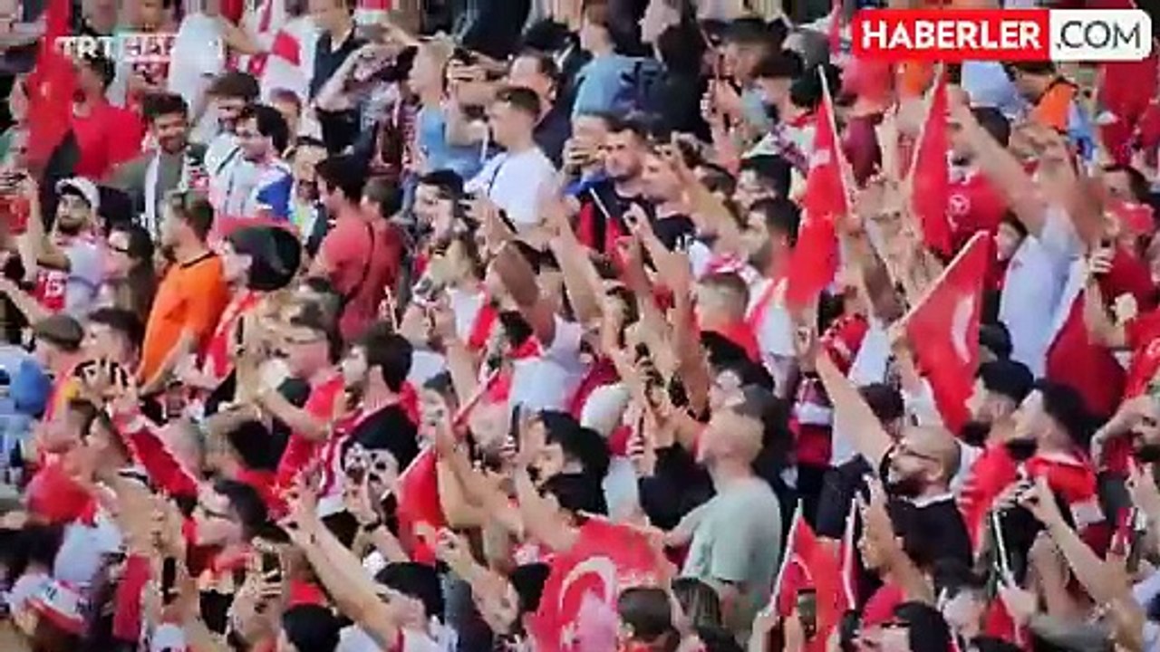 Türk düşmanlığı sınır tanımıyor! Bozkurt işaretleriyle İstiklal Marşımız okunurken yayını kestiler