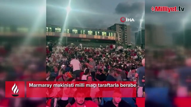 Marmaray makinisti milli maçı taraftarla beraber izledi