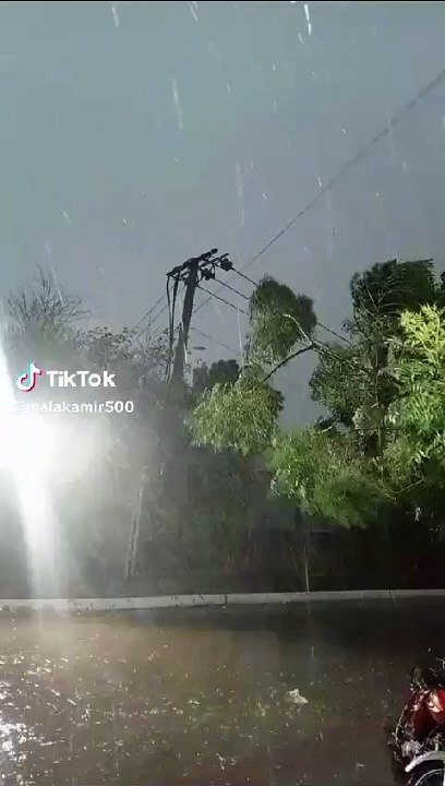 barsha ho rhai ha aj
