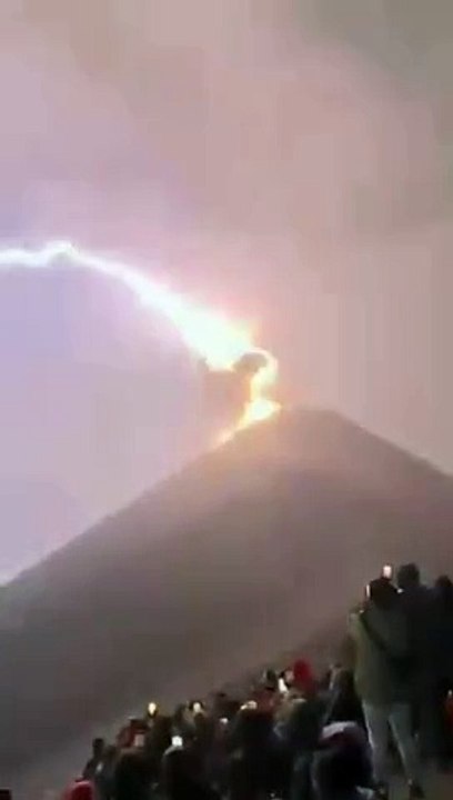 Incredible Lightning Strike On Top Of Guatemala Volcano - Video Dailymotion