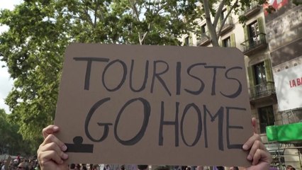 '관광 반대' 바르셀로나 시위...관광객에 물총 쏘기도 / YTN