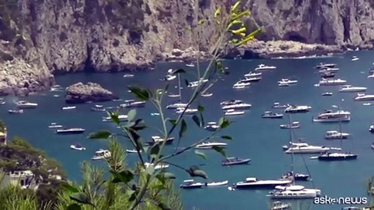 A Capri maxi "parcheggio" sotto i Faraglioni