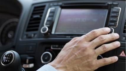 Peut-on encore écouter de la musique au volant ? Une fausse information affole les internautes