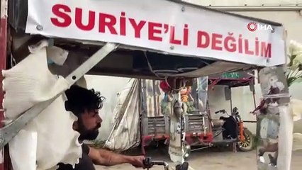 Suriyeli sanılmaktan korktuğu için ''Suriyeli değilim'' pankartıyla geziyor