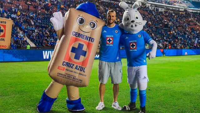 Santiago Giménez se vuelve a poner la '29' de Cruz Azul y recibe ovación de la afición celeste previo al partido ante Mazatlán