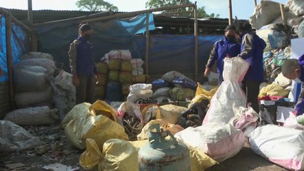 에베레스트 정상 쓰레기로 몸살..."폐기물 50톤 추정" / YTN