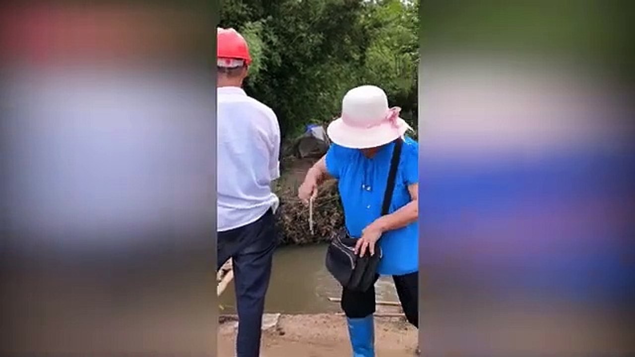 Funny_Life_In_China_Rural_During_Time_Of_New_Pneumonia_In_Wuhan(360p)