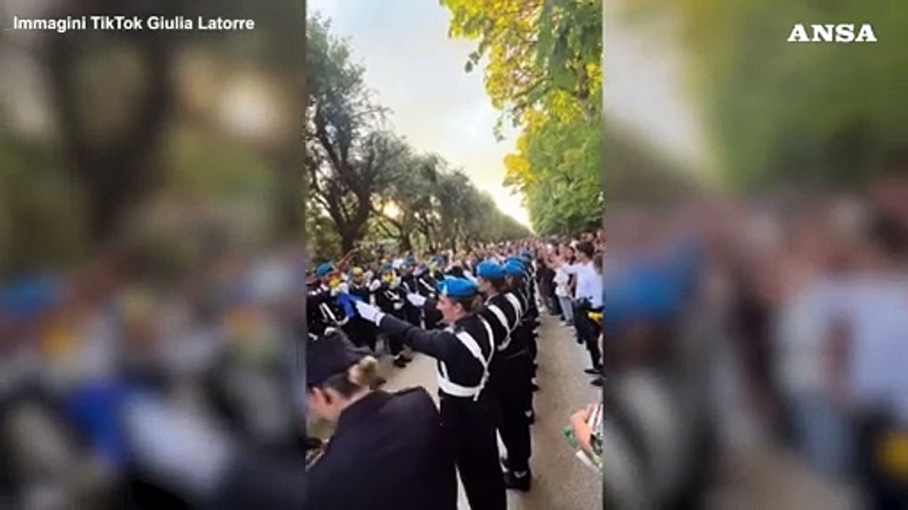 Picchetto d'amore a Sulmona, poliziotta chiede alla collega di sposarla