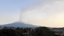 Parossismo dell'Etna: fontana di lava e nube di cenere alta 5 chilometri