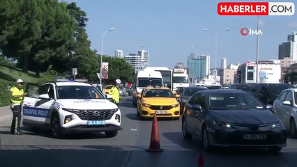 Pendik'te 4 aracın karıştığı kazada bir araç durağa daldı, 1 kişi yaralandı